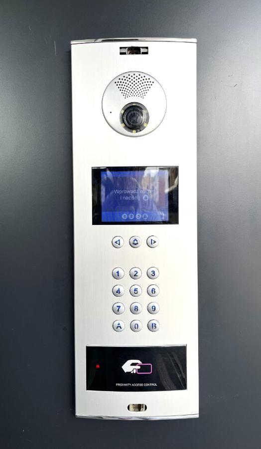Wyszynskiego Apartment - Self Check-In 20H - Parking &Lift Wroclaw Dış mekan fotoğraf